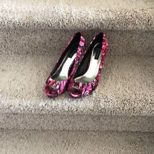 Floral print peep toes